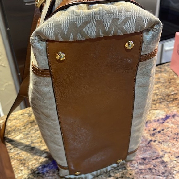 MICHAEL KORS TAN CANVAS AND LEATHER LARGE CROSSBODY BAG - Picture 3 of 6